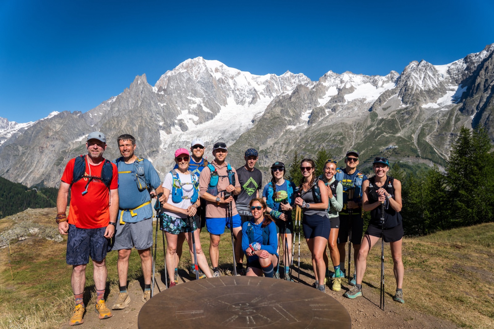 Group photo of runners in front of the Mont Blanc massif